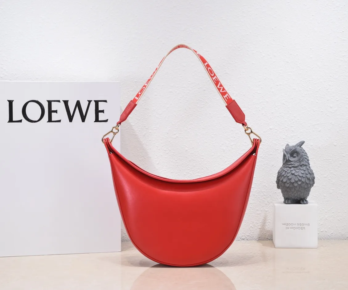 Red, top original order. The smooth crescent shape of the L Luna series moon bag not only elongates the proportions of the whole person without getting stuck on the upper body, but also feels particularly comfortable. The wide shoulder strap design does not press the shoulder buckle opening, making it easier to open and close. The internal capacity is also large, and sunglasses and folding umbrellas can be easily arranged with sliding hanging loops hidden on both sides. Shoulder straps or hanging accessories can be attached, making it convenient for various occasions. It is a bag that shows off its temperament and is highly used in daily life! Luo Yiwei size: 29*27*8cm: model: 8891#